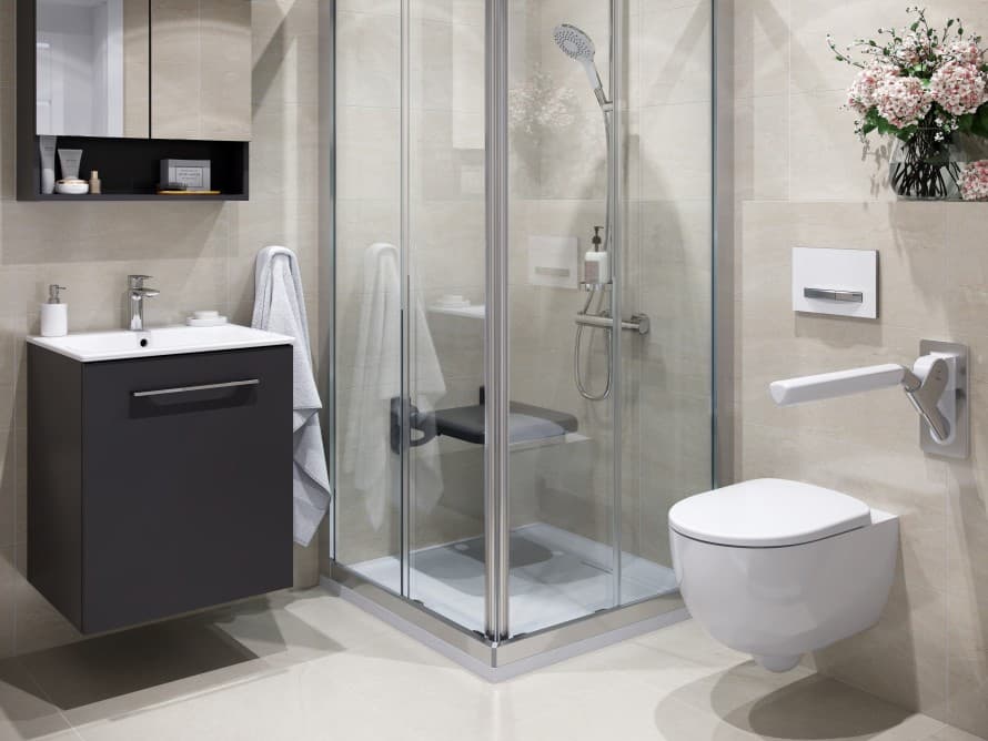 Beżowa łazienka z produktami marki Koło i produktami dla osób z niepełnosprawnością marki Lehnen Beżowa łazienka z produktami marki Koło i produktami dla osób z niepełnosprawnością marki Lehnen